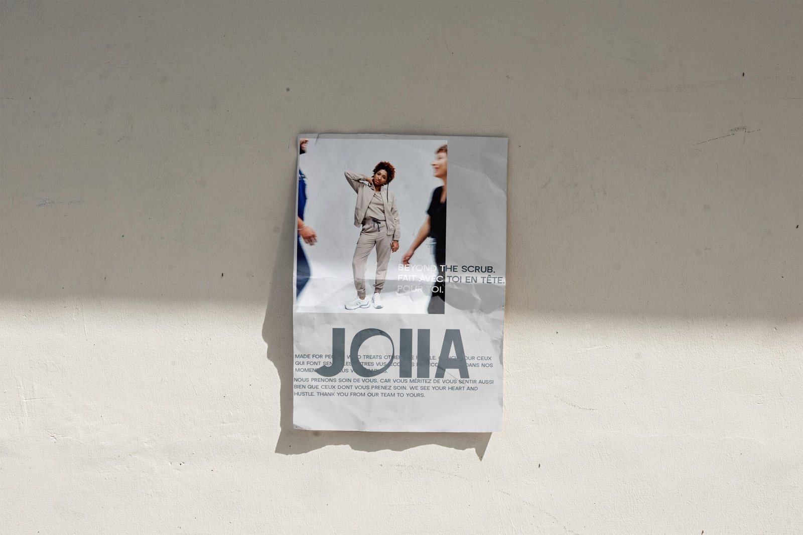 Affiche de Joiia Wear collée sur un mur