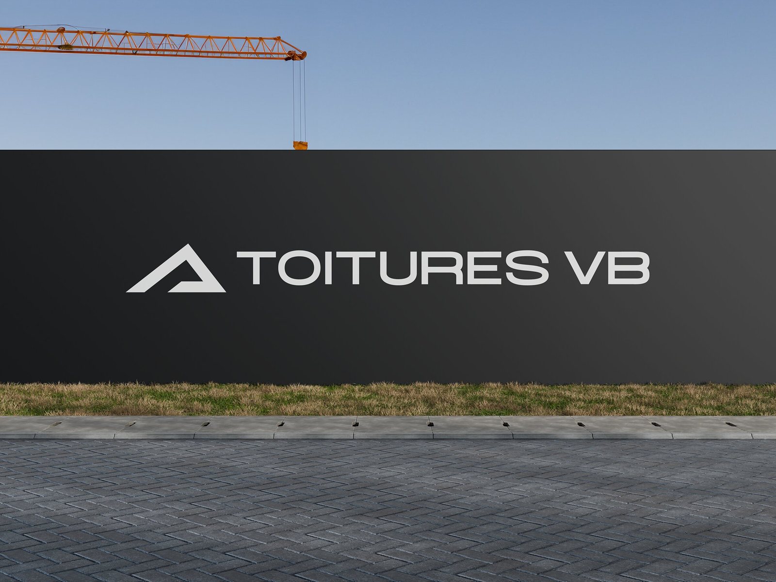 Palissade de chantier noire au logo horizontal blanc de Toitures VB, une grue en arrière-plan