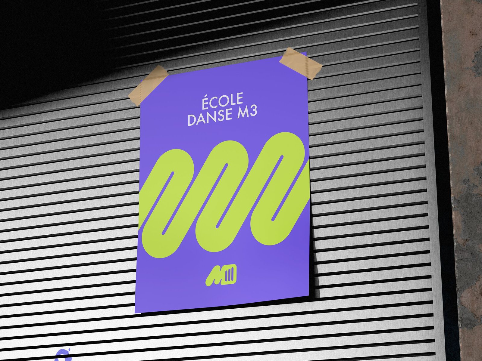 Affiche violette de l'École de Danse M3 collée sur un rideau de fer, vague vert lime et icône M3
