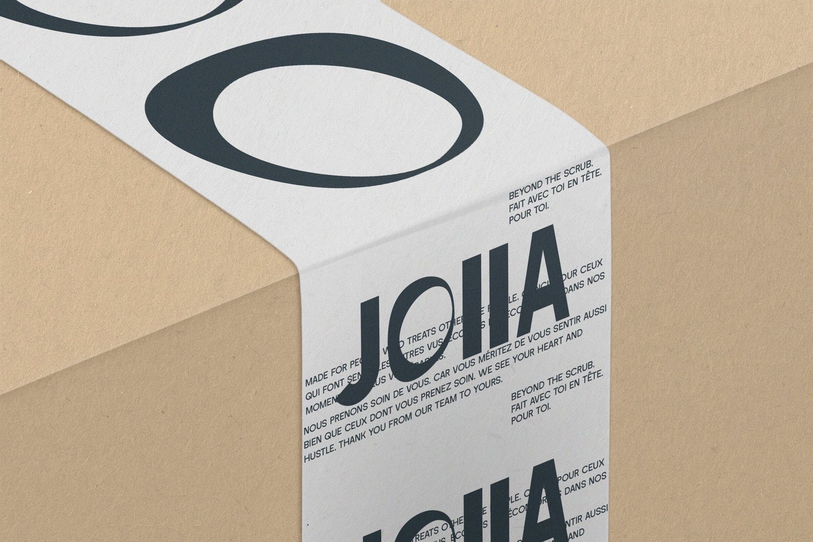 Ruban d'emballage au logo de Joiia sur une boîte