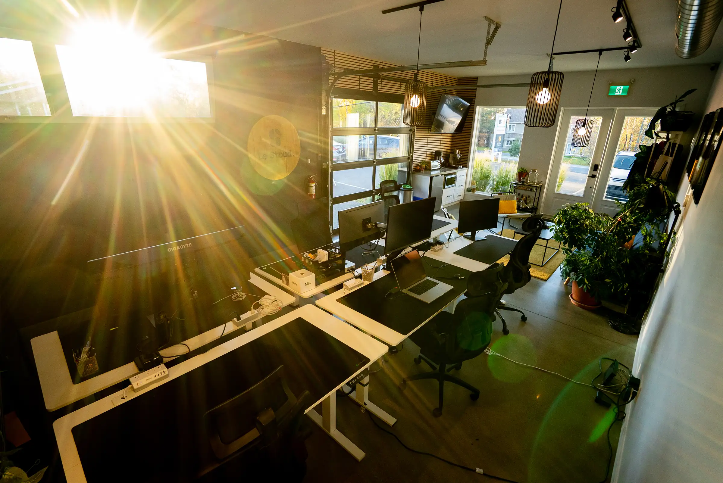 Les postes de travail du Stoud à contre-jour, dans la lumière dorée de fin de journée