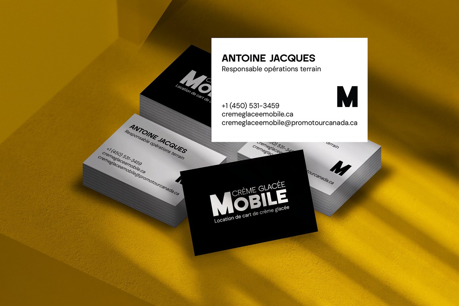 Cartes d'affaires de Crème Glacée Mobile en pile, recto noir au logo et verso blanc au nom d'Antoine Jacques